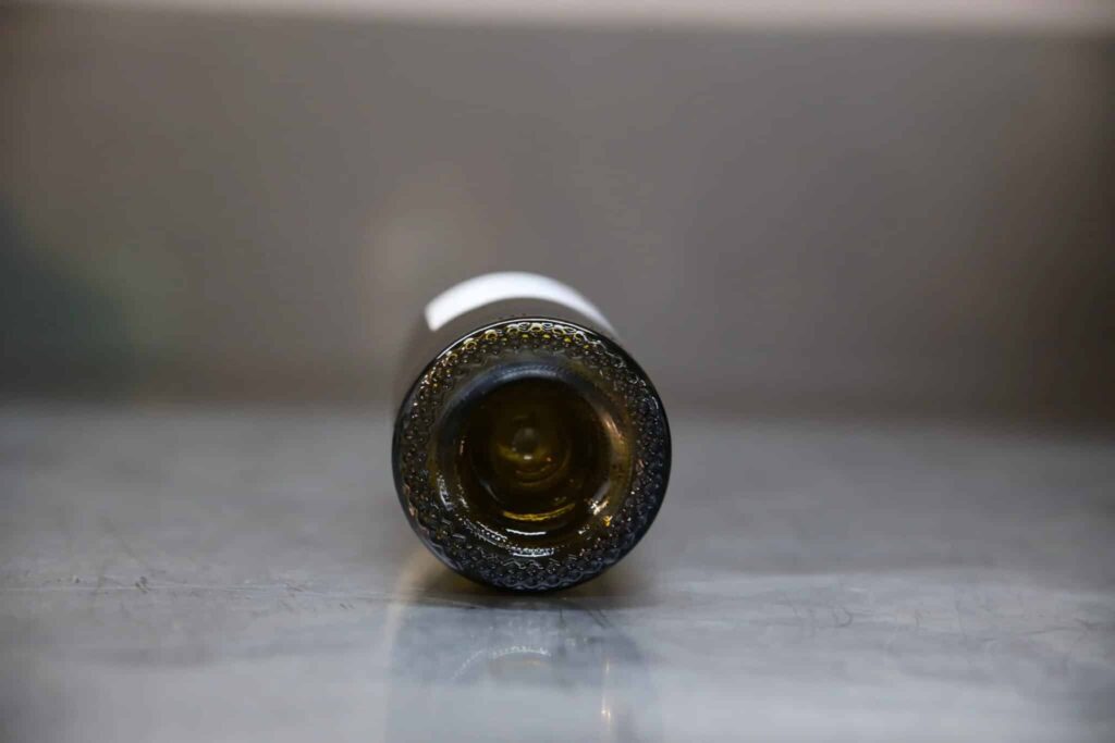 Bouteille de vin lavés par une machine d'Aquatech BM