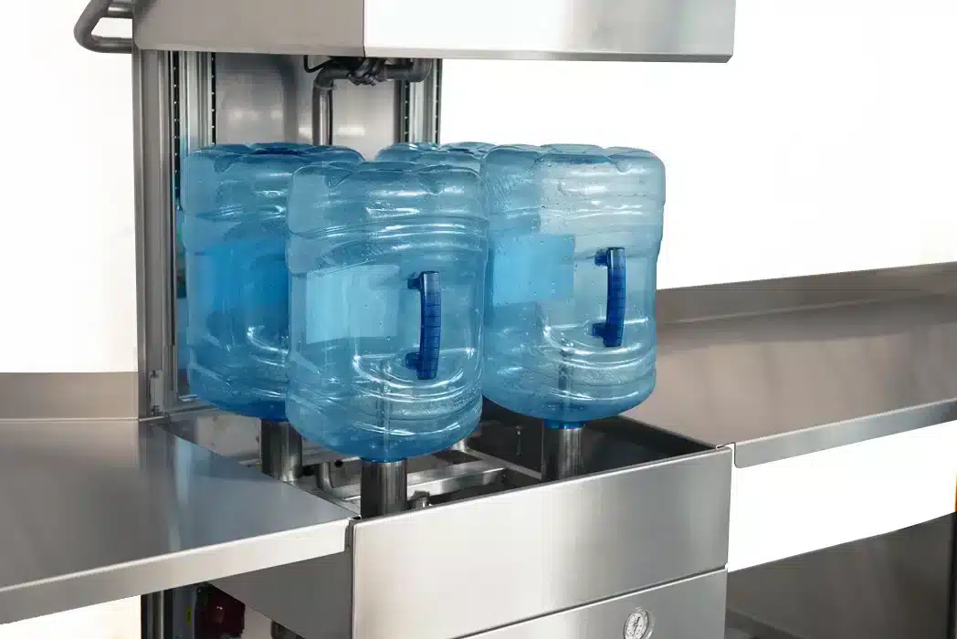 Machine à nettoyer les bouteilles de distribution d'eau