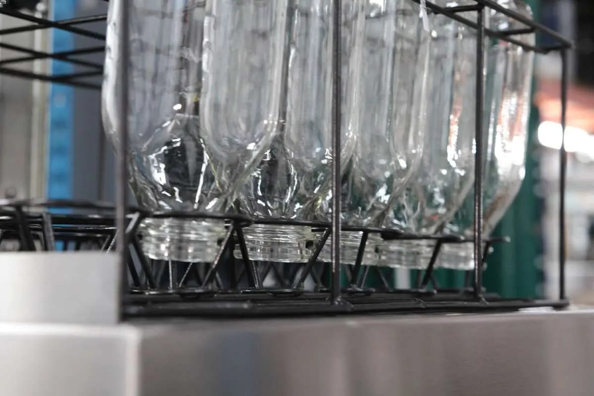 Lave-bouteilles conçu pour nettoyer des bouteilles contenant et chaudières de producteurs laitiers.