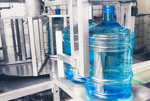 Machine de nettoyage de bouteilles pour l'industrie des distributeurs d'eau.
