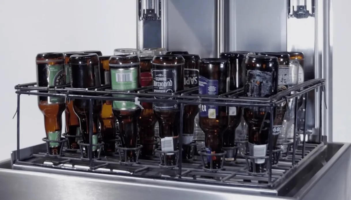 Machine de nettoyage de bouteilles de bière en verre alignées de manière ordonnée pour un processus encore plus efficace