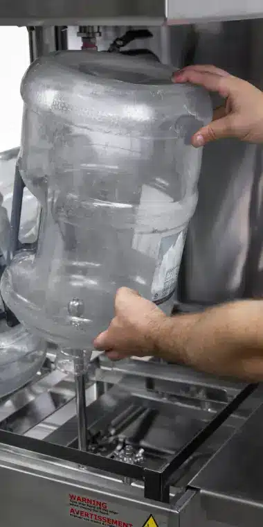 Chargement manuel d’une bonbonne de 18,9 L sur les buses