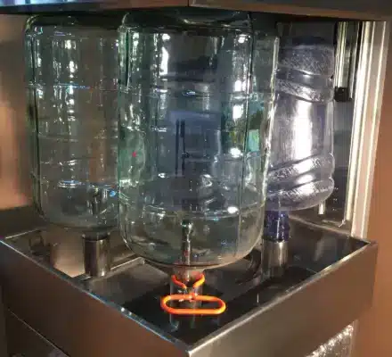 Bonbonnes en verre et en plastique dans la laveuse