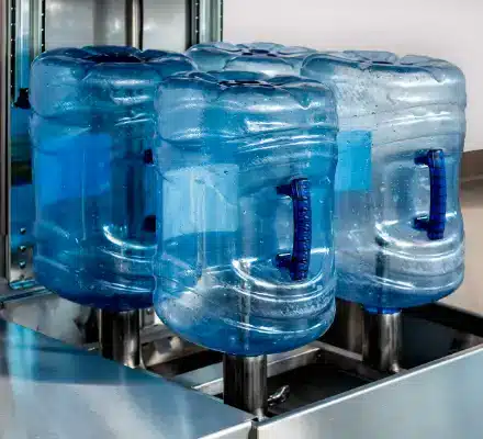 Bonbonnes de 18,9 L (5 gal US) sur les buses de lavage